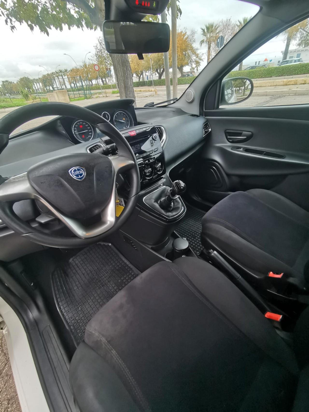 Lancia Ypsilon 1.2 69 CV 5P. Silver 2013