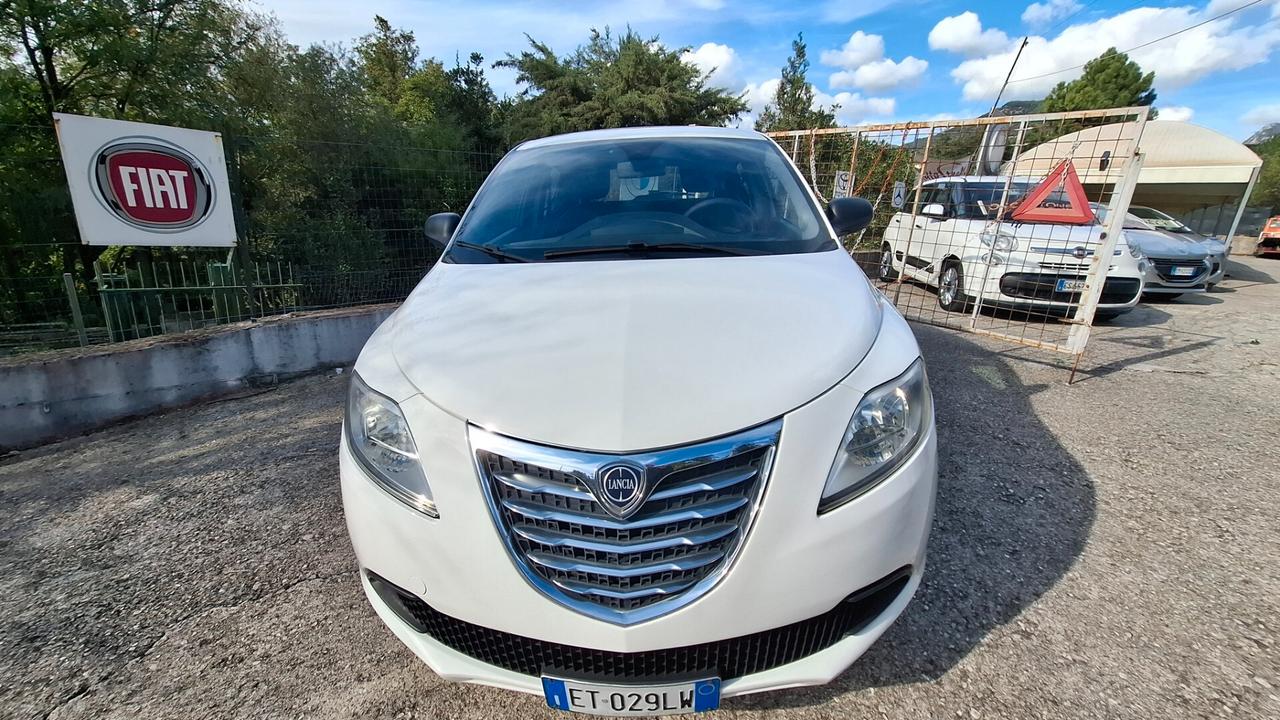 Lancia Ypsilon 0.9 TwinAir 85 CV 5 porte Metano Ecochic Silver