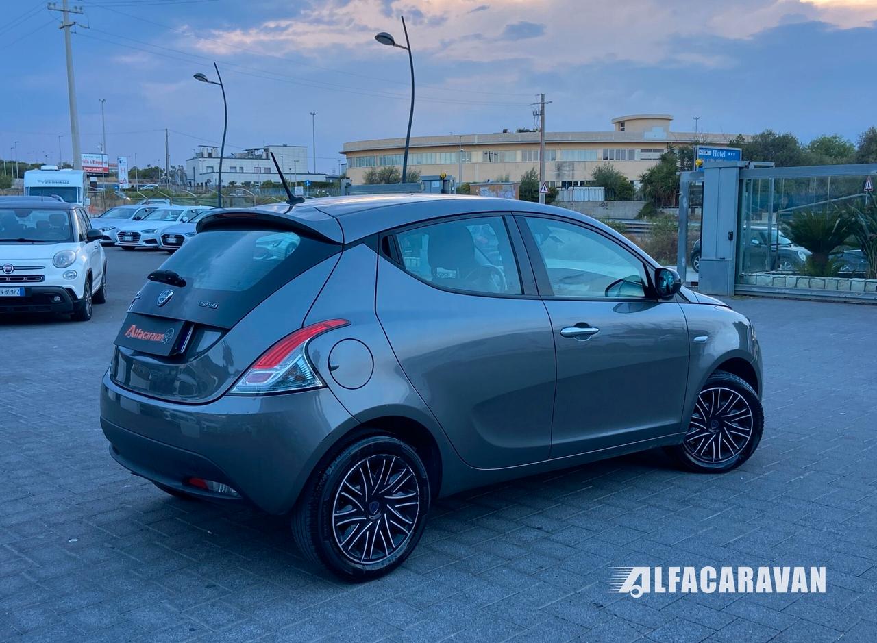 Lancia Ypsilon 1.0 firefly hybrid Gold