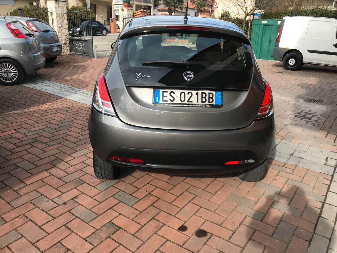 Lancia Ypsilon 0.9 TwinAir 85 CV 5 porte Metano Ecochic Silver