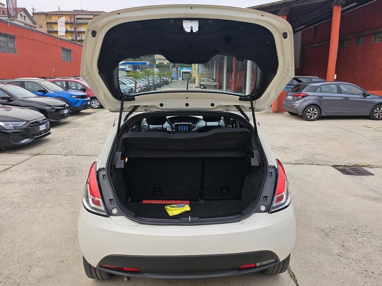 Lancia Ypsilon 1.0 FireFly 5 porte S&S Hybrid Silver