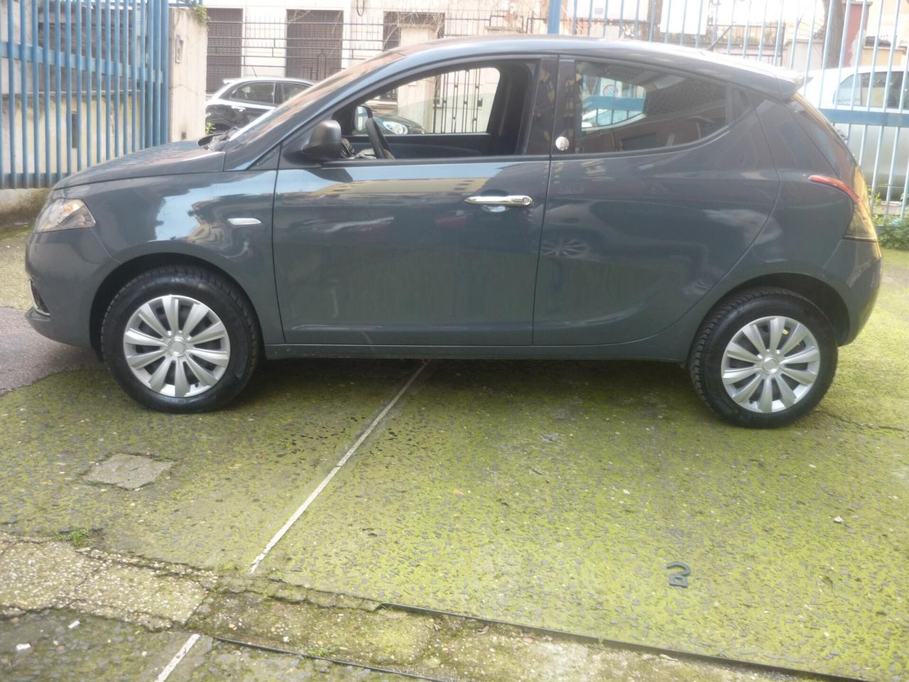 Lancia Ypsilon 0.9 TwinAir 85 CV 5 porte Metano Ecochic Silver