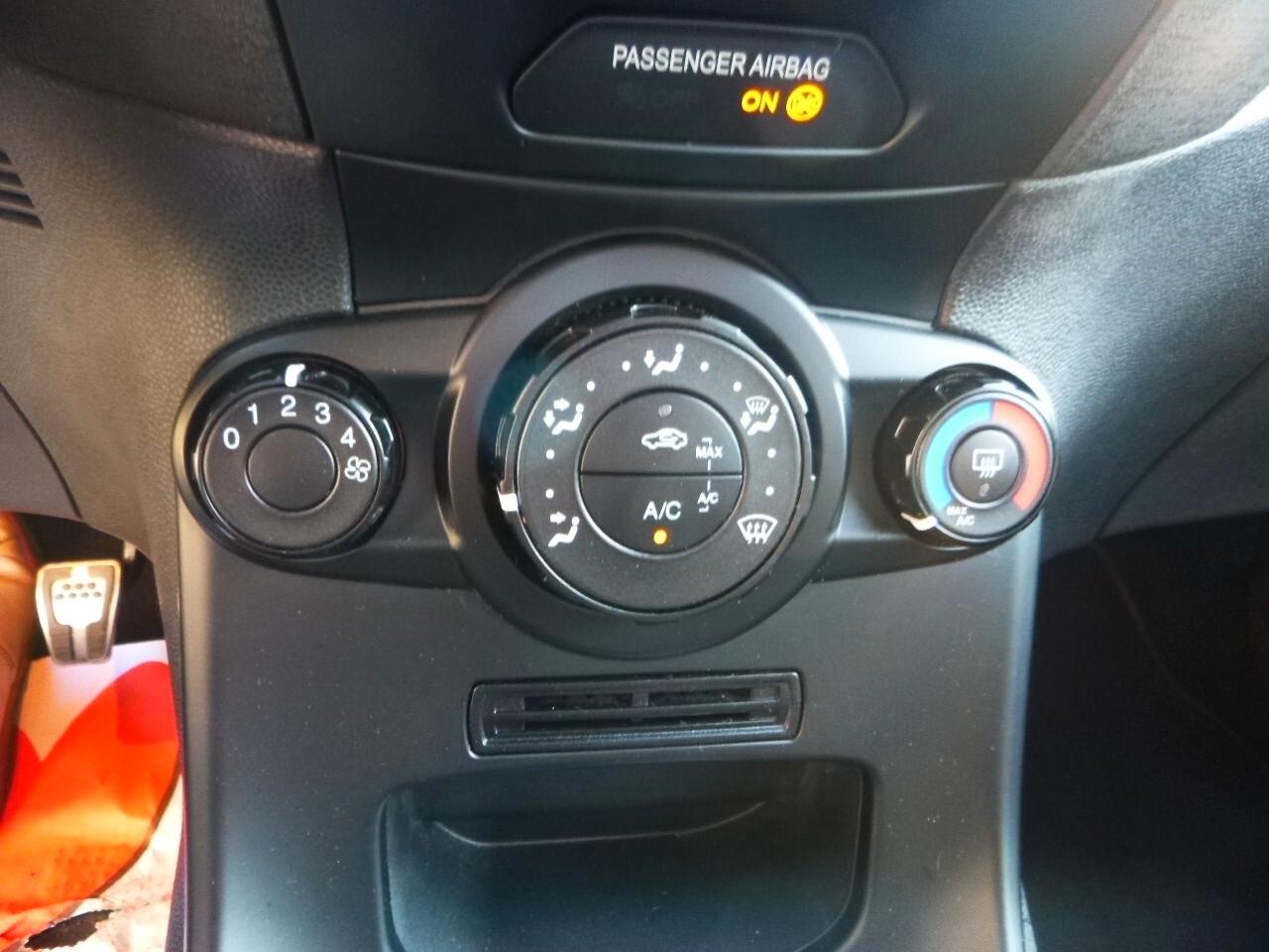 Ford Fiesta 1.5 TDCi 75CV 5 porte ST-Line NEOPATENTATI