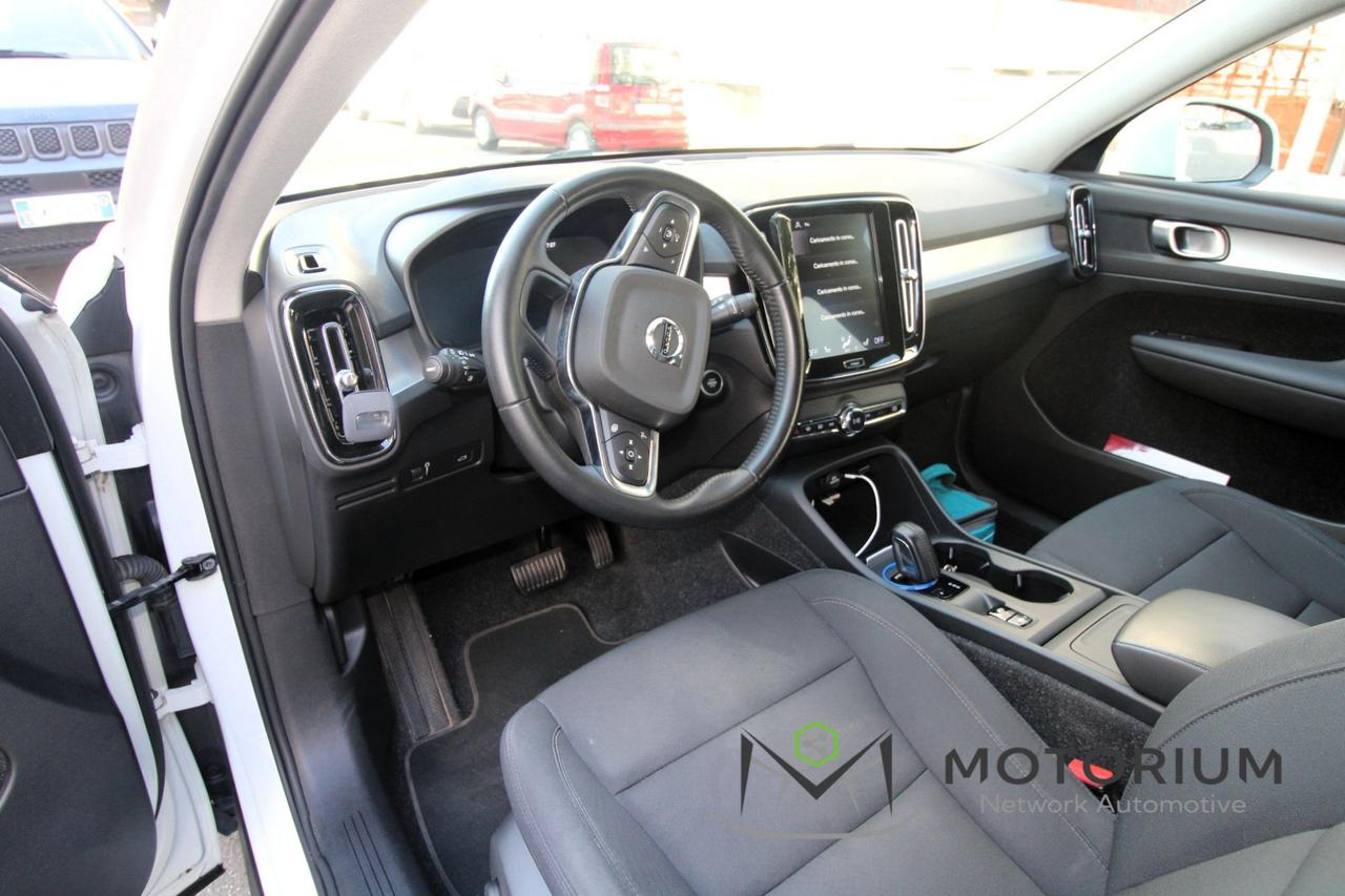 VOLVO XC40 MOMENTUM