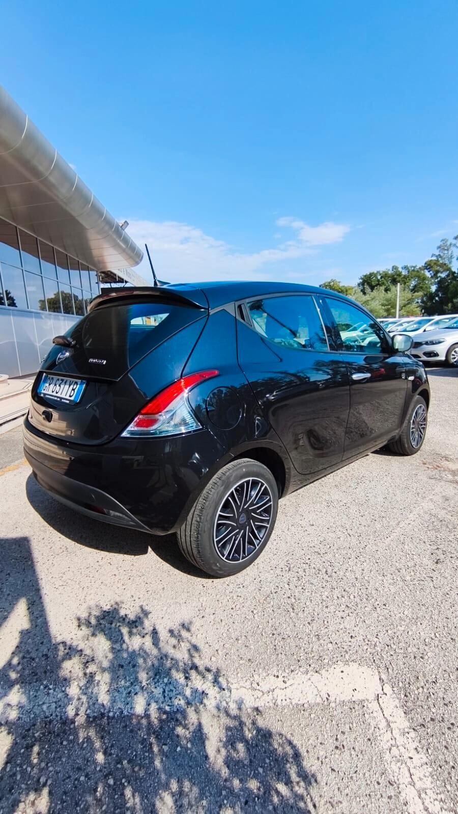 Lancia Ypsilon 1.0 Bz 70 Cv Hybrid Gold