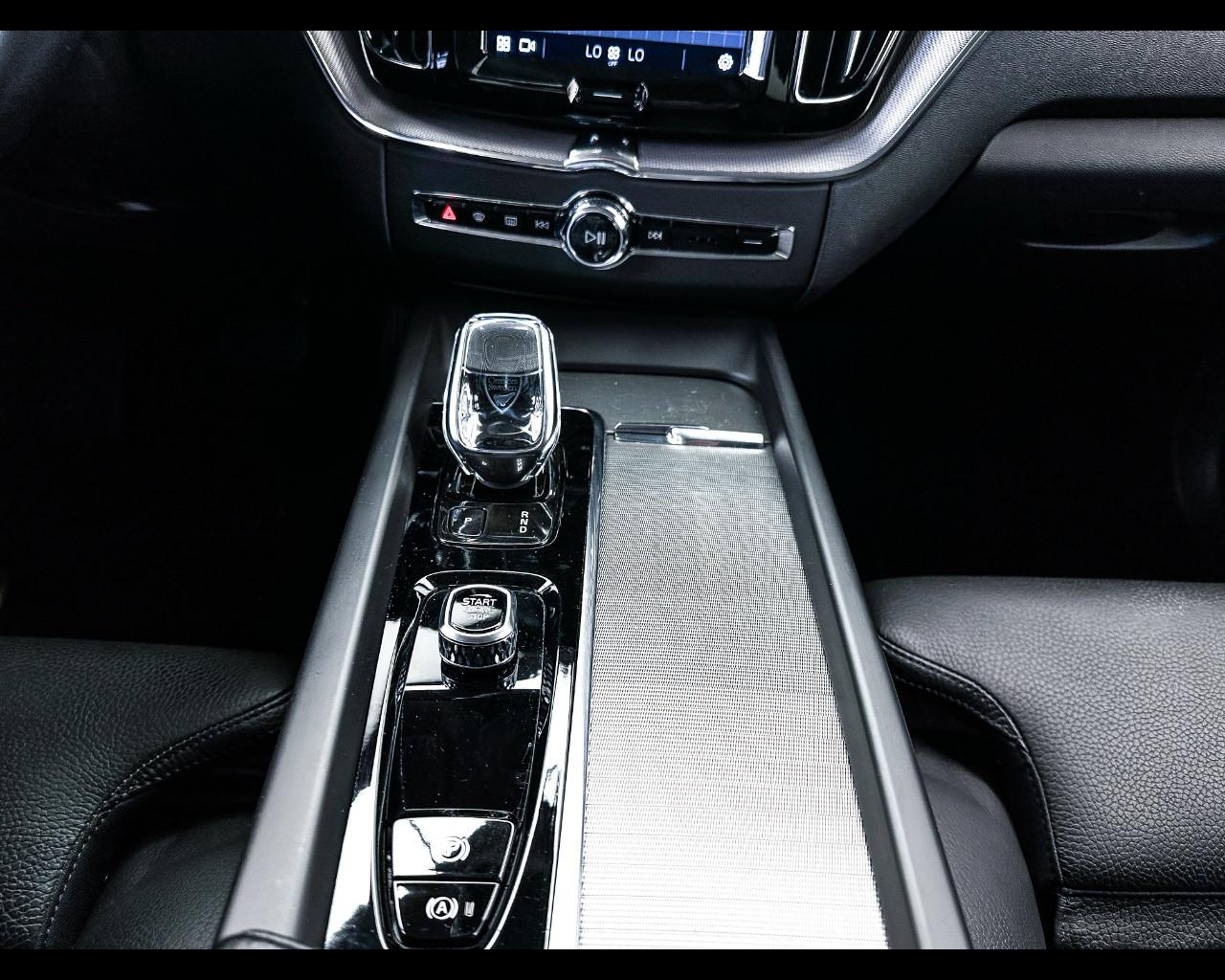 VOLVO XC60 (2017--->) - XC60 B4 (d) AWD Geartronic Inscription