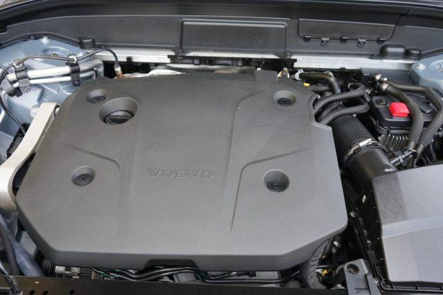 VOLVO XC60 B4 (d) automatico Momentum AWD UFFICIALE