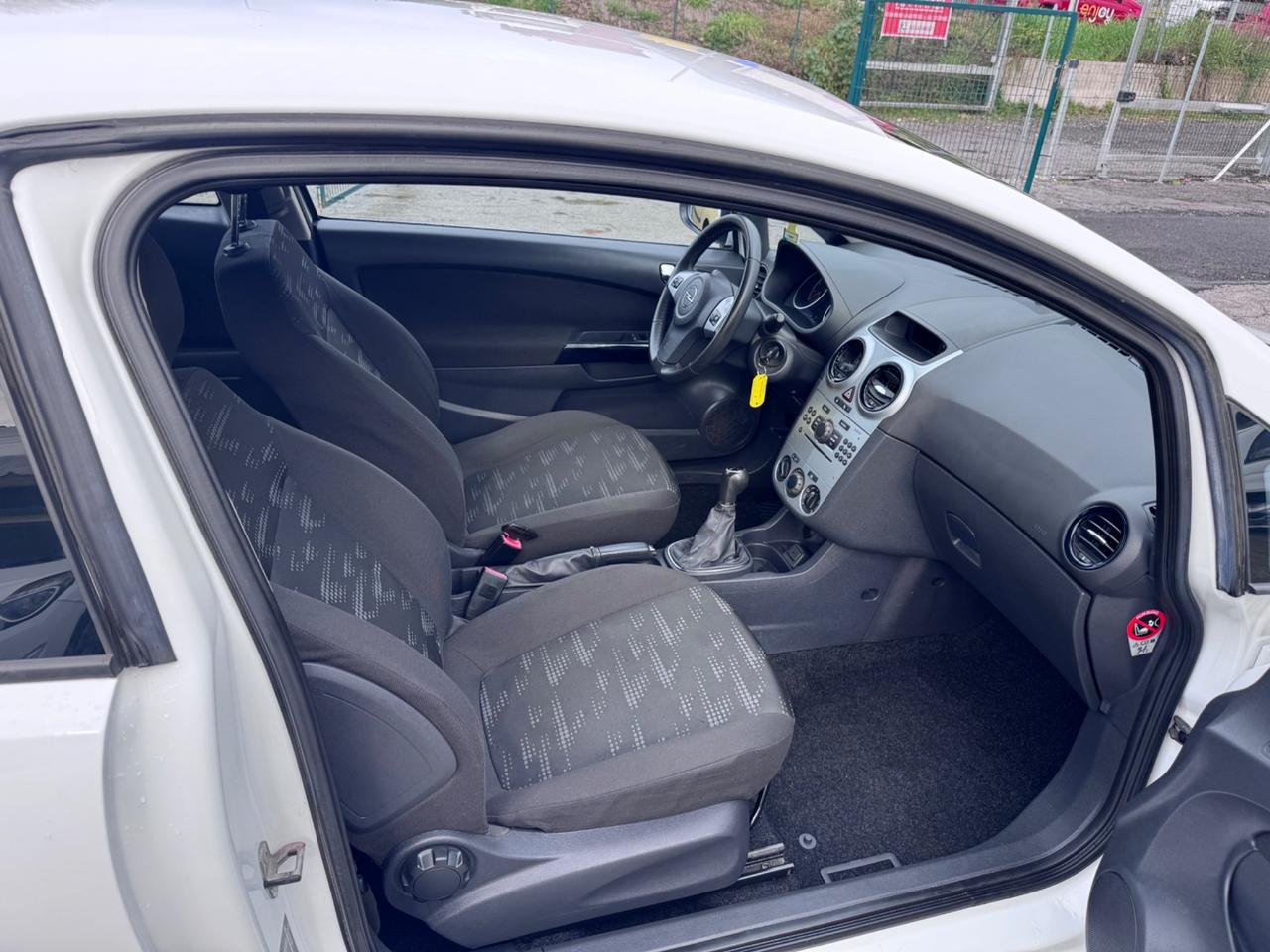Opel Corsa 1.2 3 porte b-color