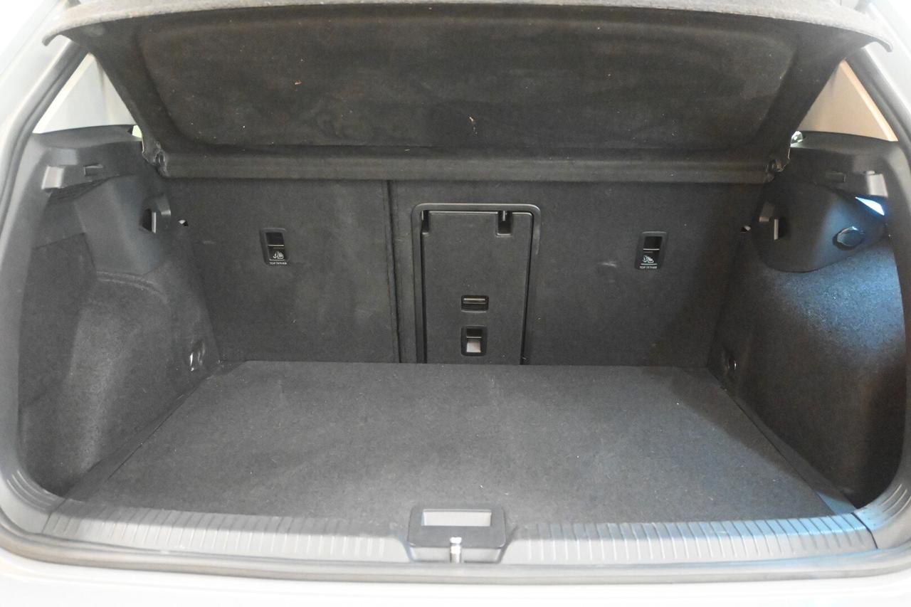 VOLKSWAGEN Golf 8ª serie Golf 1.0 eTSI EVO DSG...