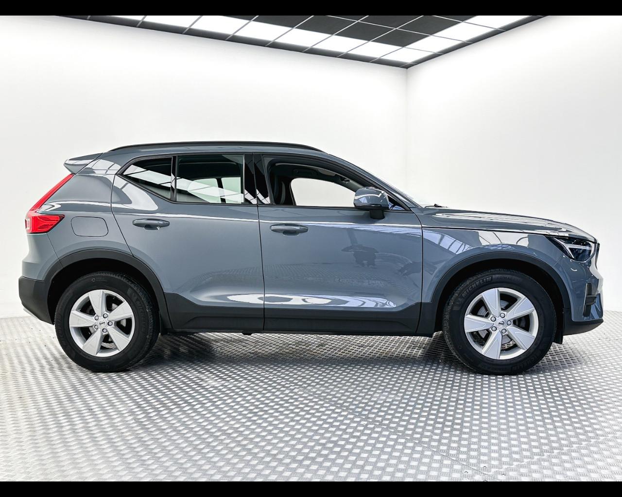VOLVO XC40 (2017-->) - XC40 T2 Geartronic Momentum Core N1