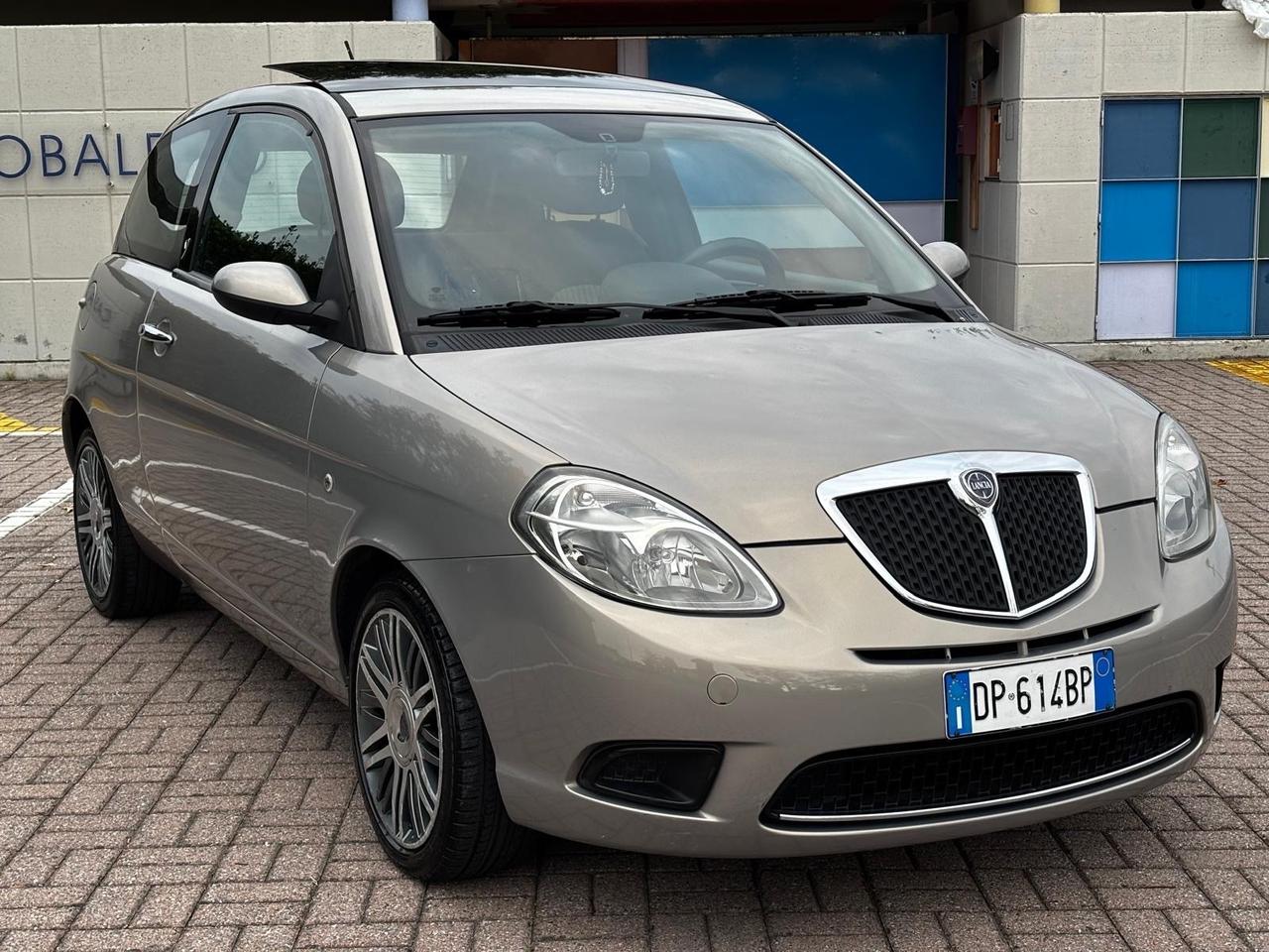 Lancia Ypsilon 1.4 16V Sport MomoDesign – €3.700 | 105.000 km