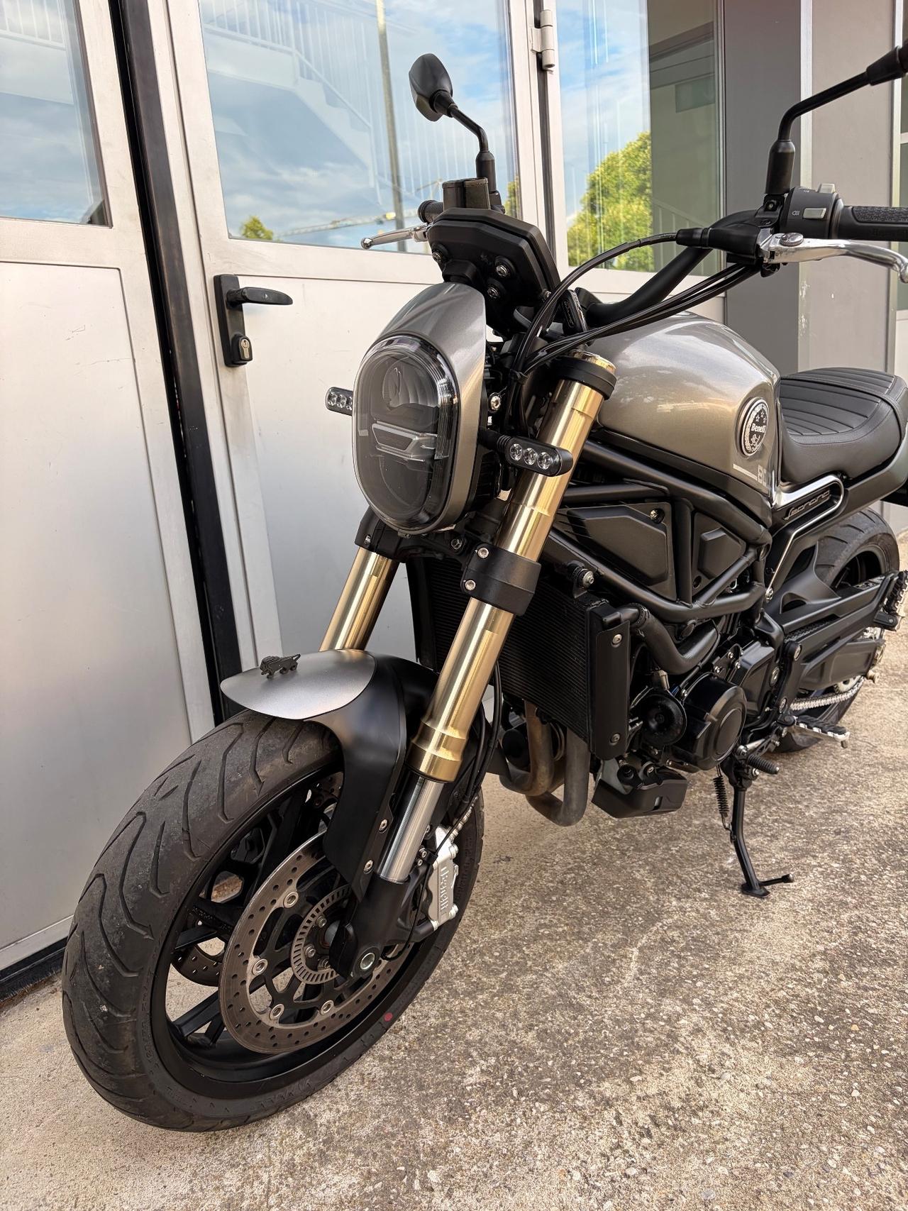 Benelli Leoncino 800
