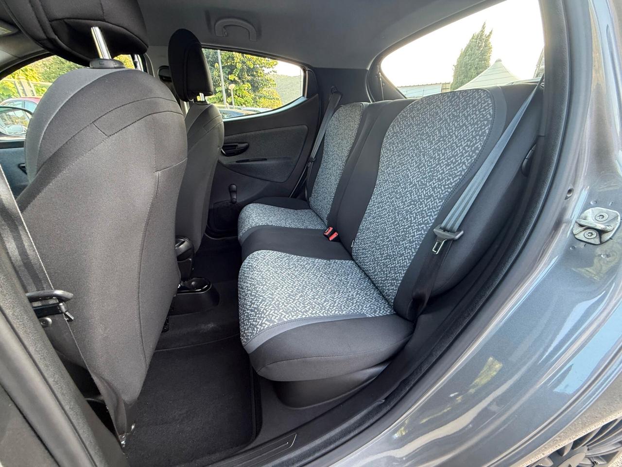 Lancia Ypsilon 1.0 FireFly S&S Hybrid Ecochic Silver