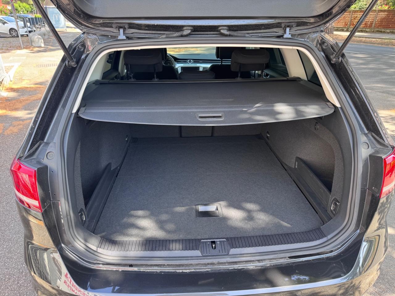 VW Passat Variant 2.0 TDI neopaten garanzia 12 mesi
