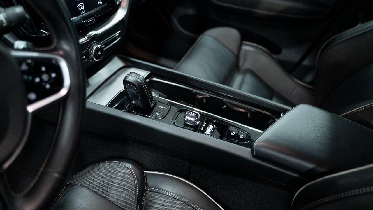 Volvo XC 60 XC60 B4 2.0 AWD R DESIGN AUTO XENO PELLE NAVI FULL OPTIONAL