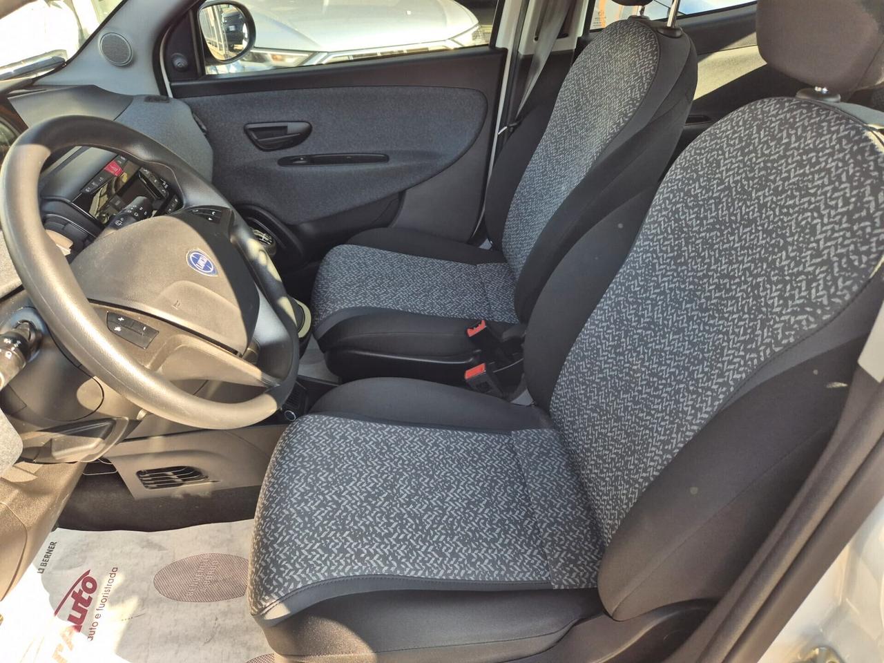 Lancia Ypsilon 1.0 FireFly 5 porte S&S Hybrid Silver