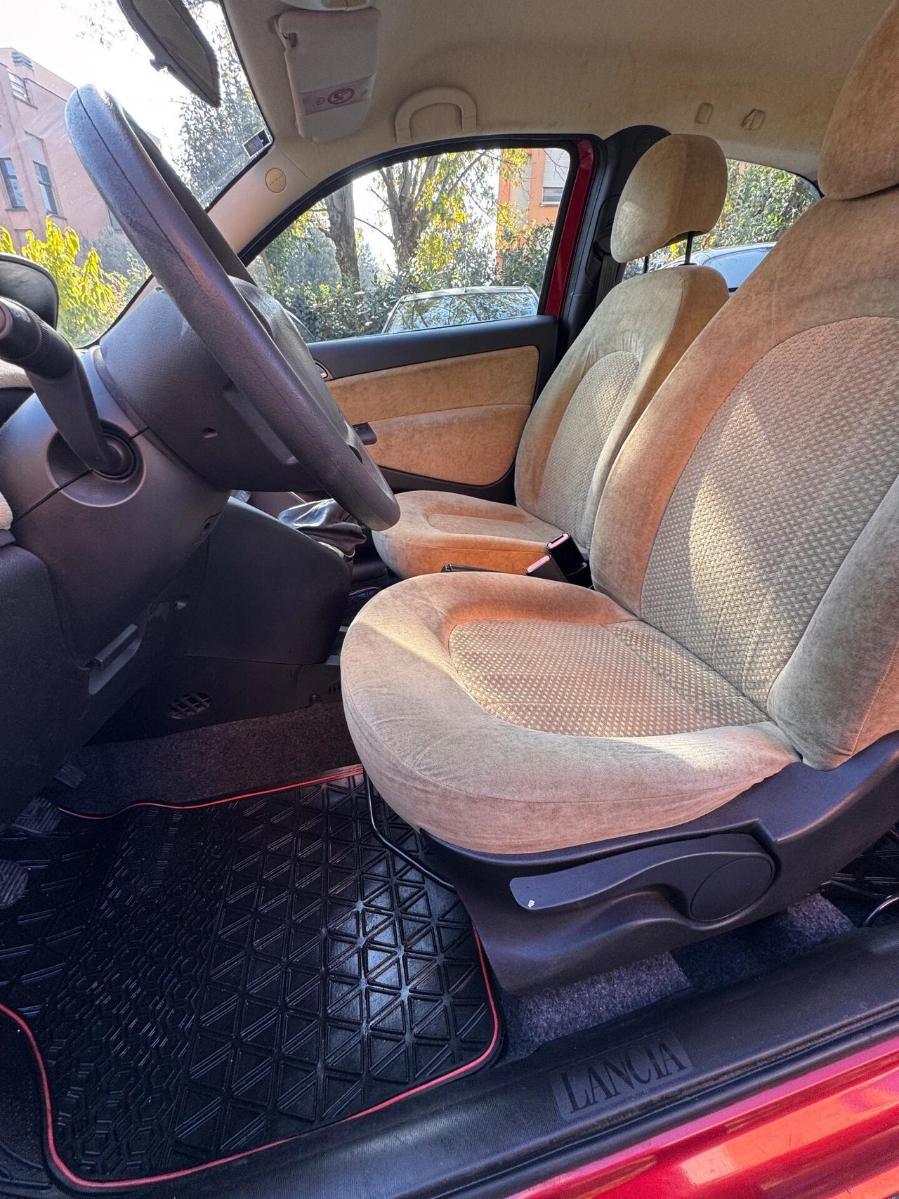 Lancia Ypsilon 1.2 16V Platino