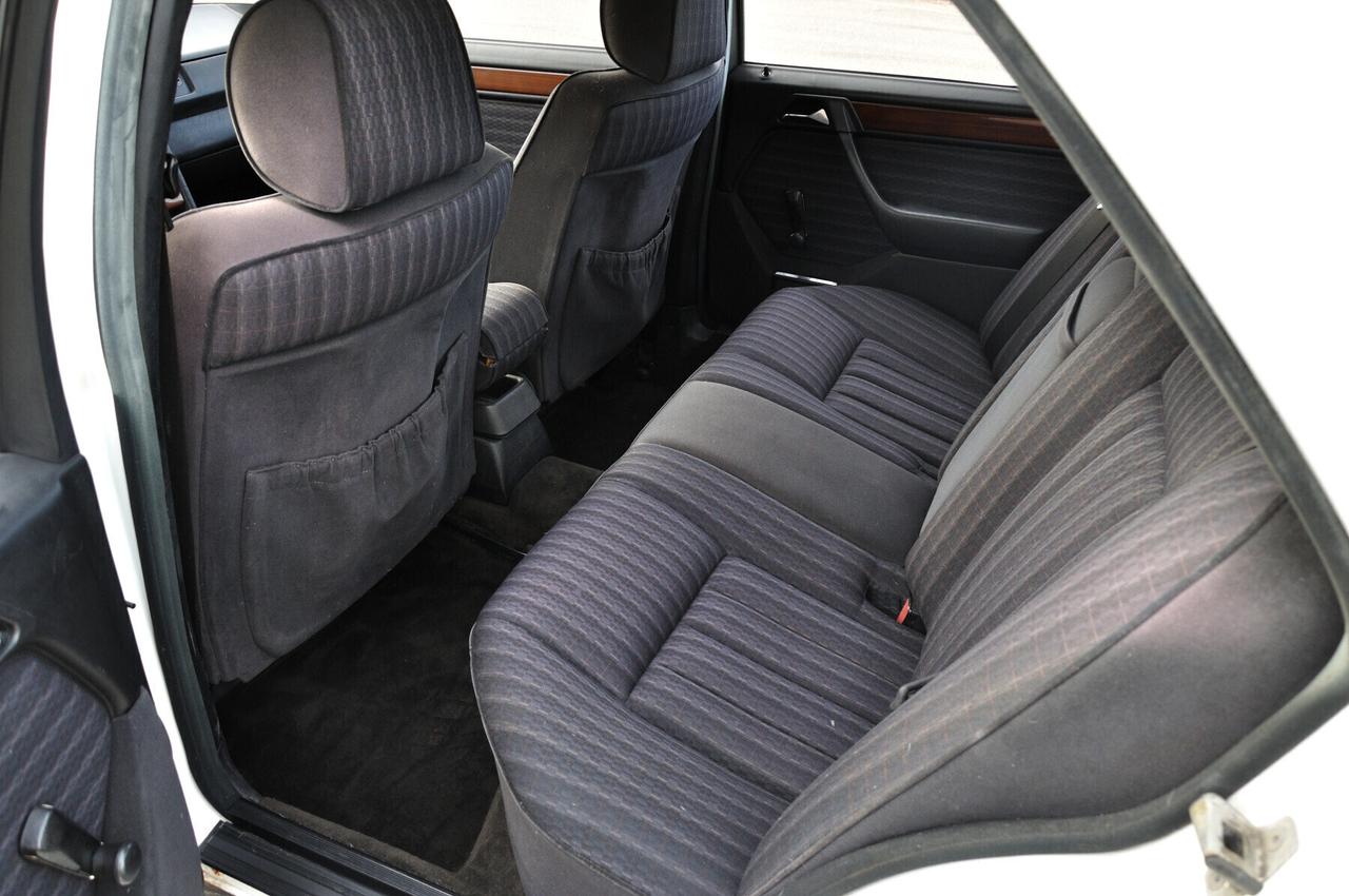 Mercedes-benz 250 W124D (AMG look body kit)