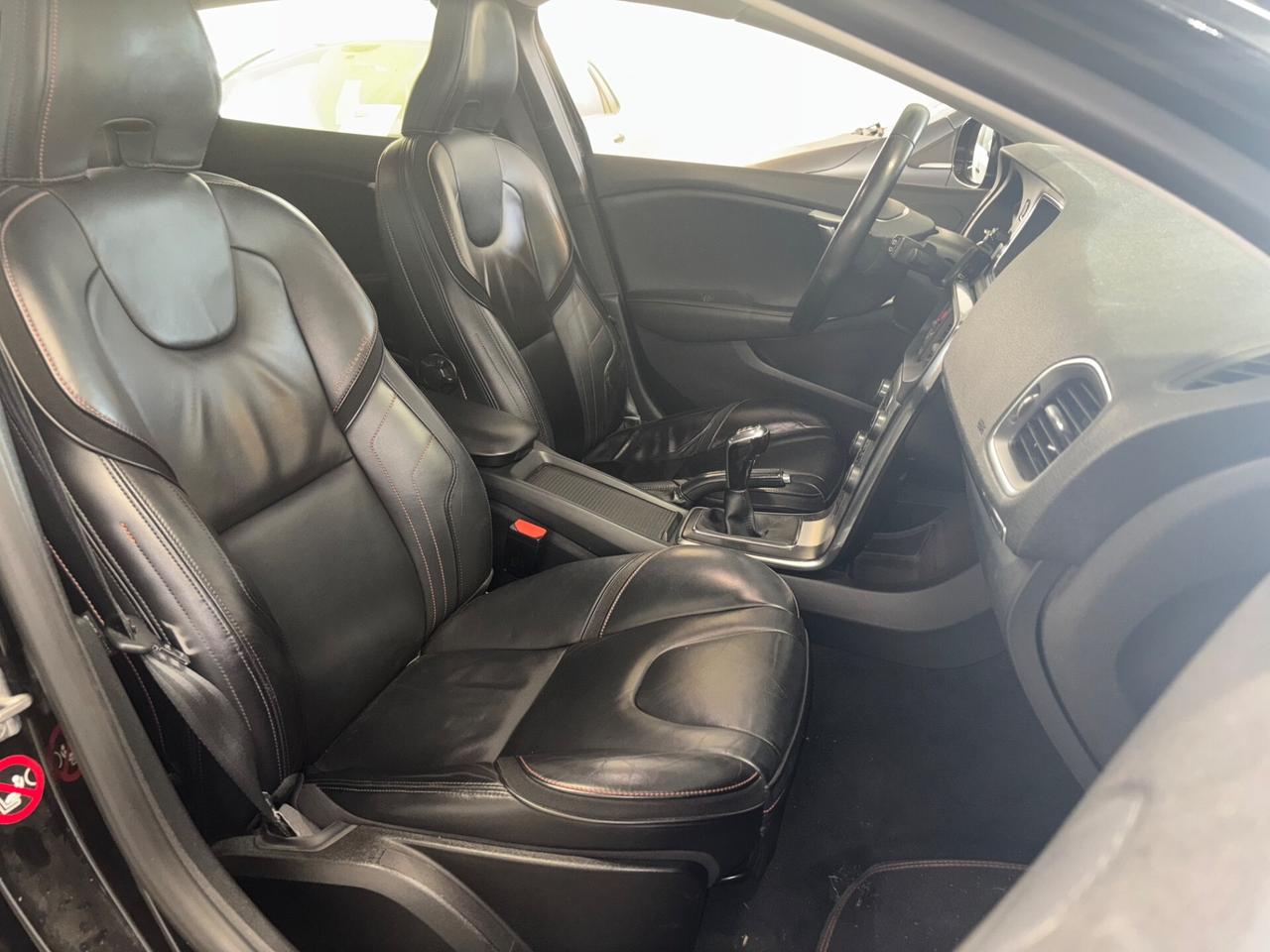 Volvo V40 D2 R-design EXPORT / COMMERCIANTI