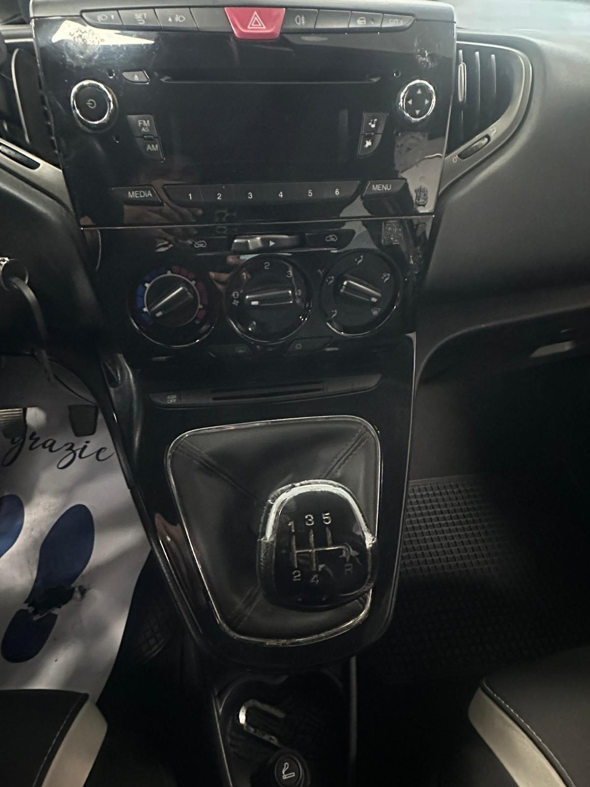 Lancia Ypsilon 1.2 69 CV 5 porte Elle Ok Neopatentati