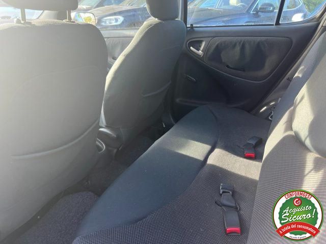 TOYOTA Yaris 1.3i 16V cat 5 porte Sol