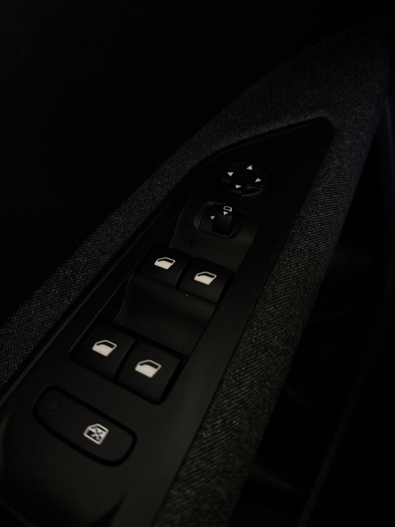 PEUGEOT 5008DIESEL 7 POSTI*TETTO*CERCHI18*NAVI*TAGLPEUGEOT