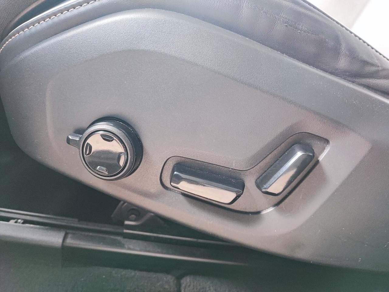 Volvo XC 60 XC60 B4 (d) AWD automatico Ultimate Dark