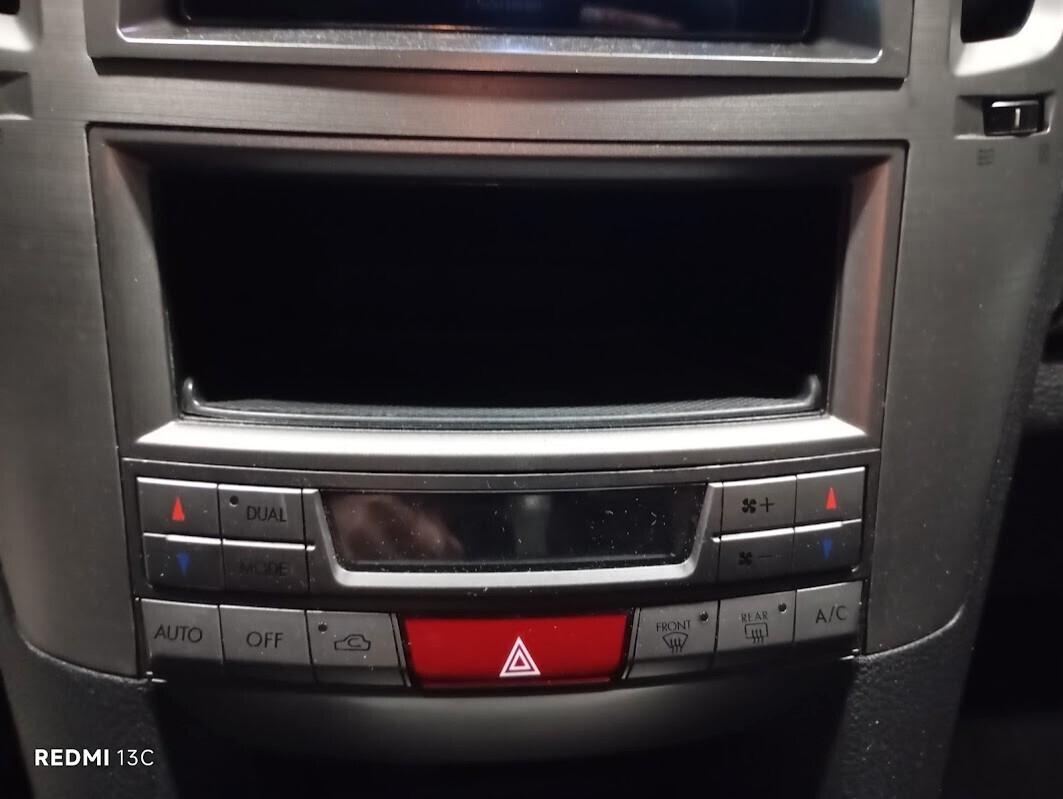 Subaru Legacy del 2013 GPL 2033 GANCIO TRAINO THULE