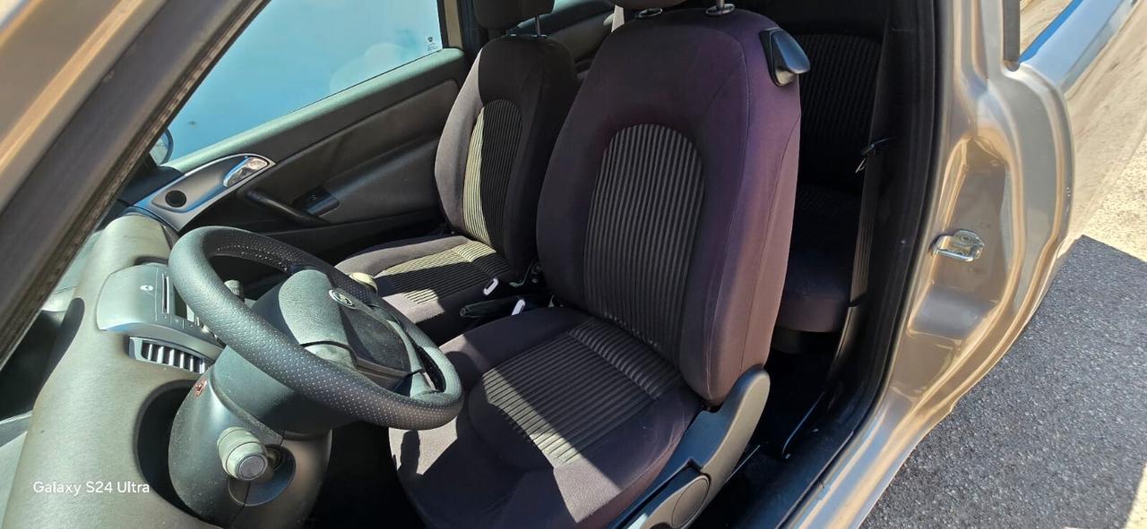 Lancia Ypsilon 1.3 MJT 75 CV Versus