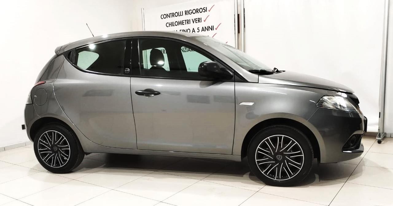 Lancia Ypsilon 1.0 FireFly 5 porte S&S Hybrid Ecochic Silver