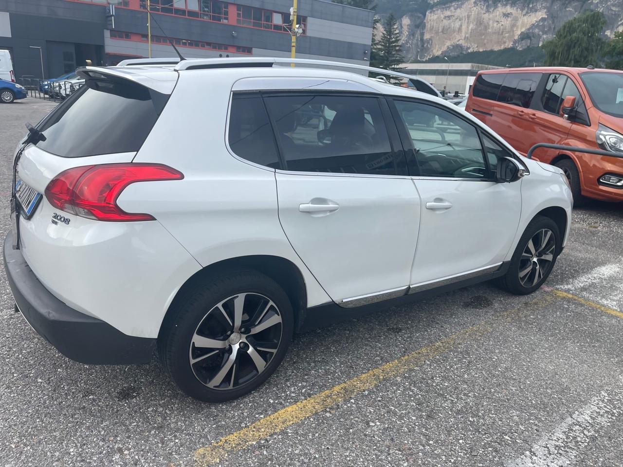 Peugeot 2008 1.6 e-HDi 115 CV Stop&Start Féline