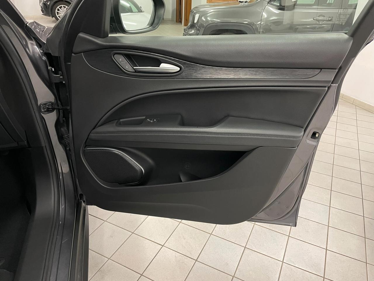 Alfa Romeo Stelvio 2.2 TD 160 CV BUSINESS AT8 NAVI 18" VETRI SCURI RETROCAMERA