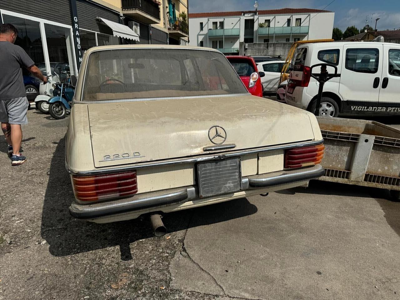 Mercedes-benz 200 Mercedes-Benz 200 D (W115) – Anno 1972