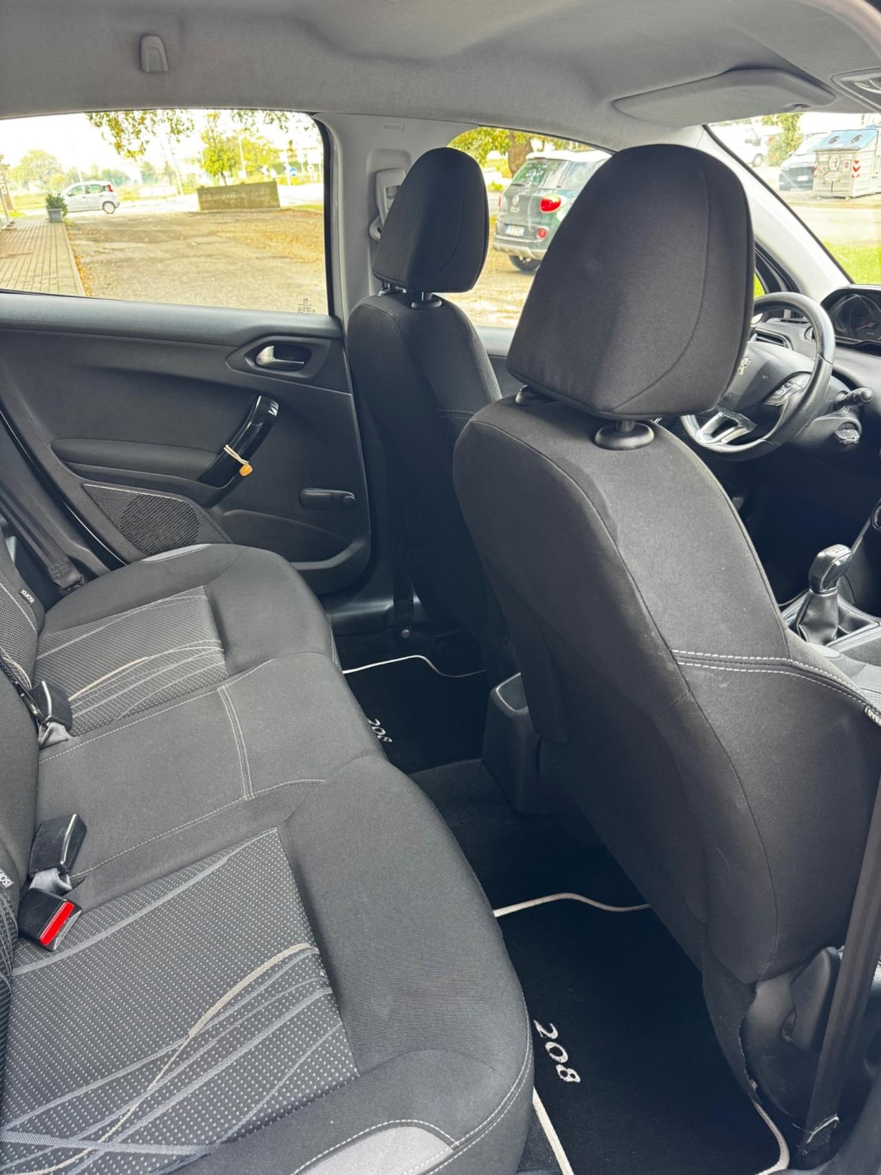 Peugeot 208 1.4 HDi 68 CV 5 porte Neopatentati