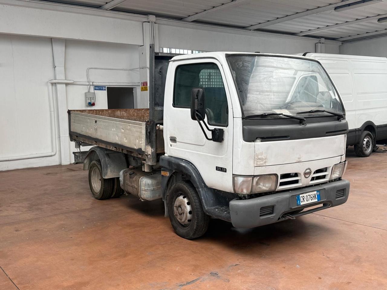 3 Nissan Cabstar ribaltabile non funzionante per operatori del settore