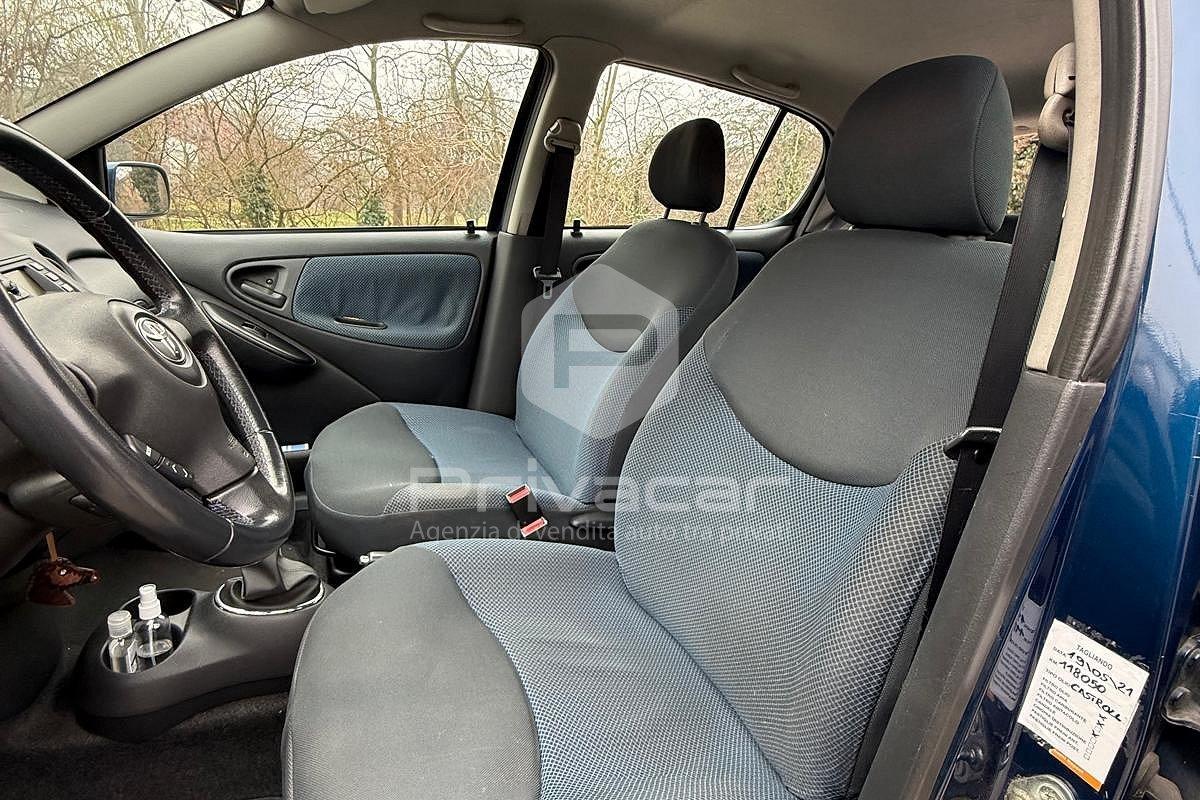 TOYOTA Yaris 1.0i 16V cat 5 porte Expo