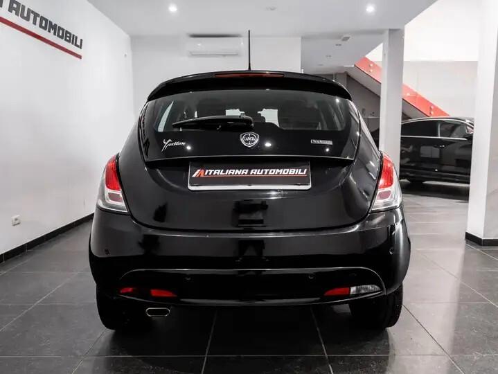Lancia Ypsilon 1.0 FireFly 5 porte S&S Hybrid Ecochic Silver