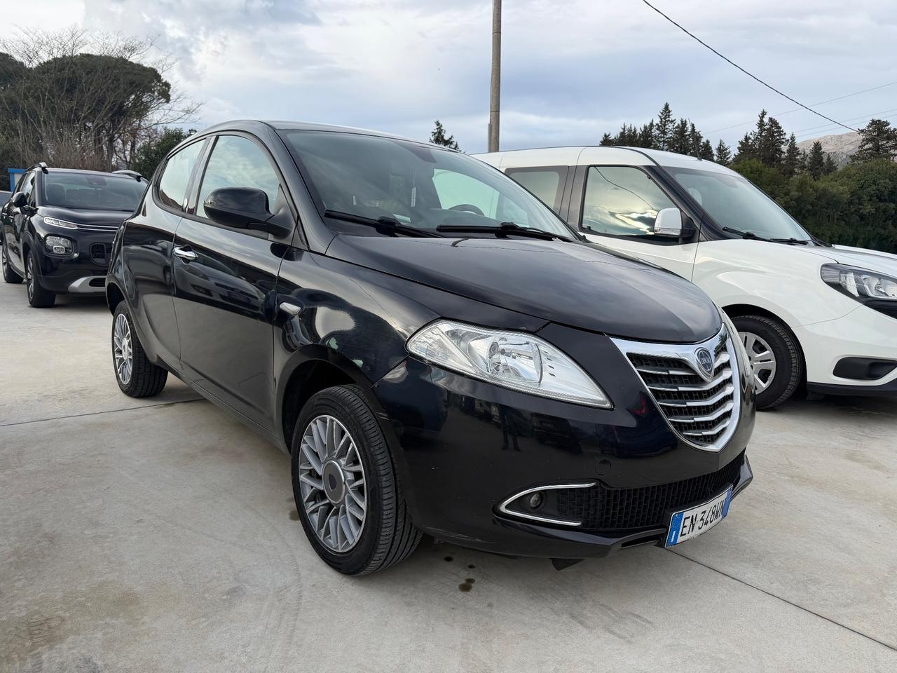 Lancia Ypsilon 0.9 TwinAir 85 CV 5 porte Metano Ecochic Silver
