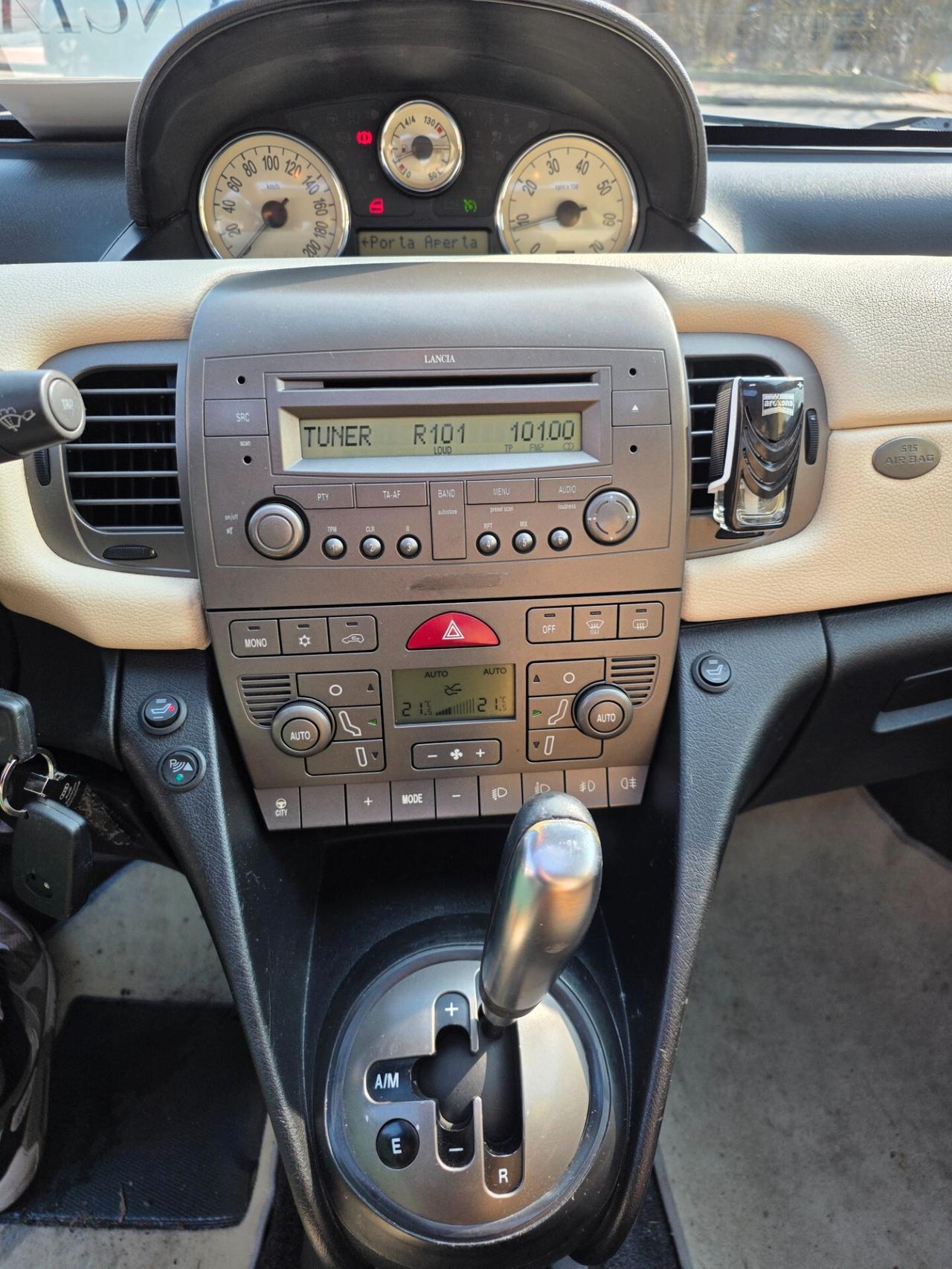 Lancia Ypsilon 1.4 16V Platino