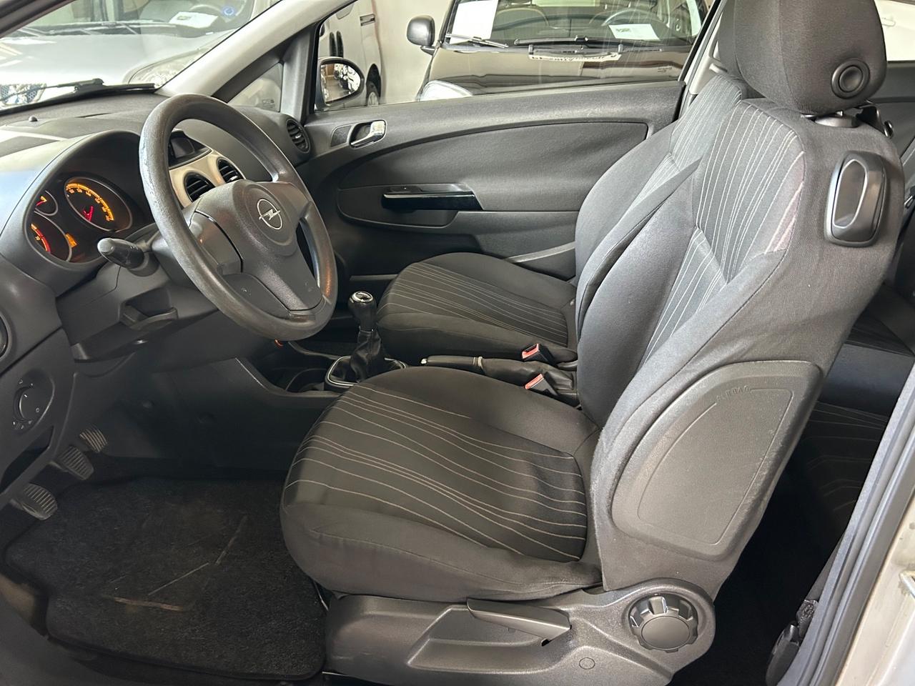 Opel Corsa NEOPATENTATI UNICOPROPRIETARIO