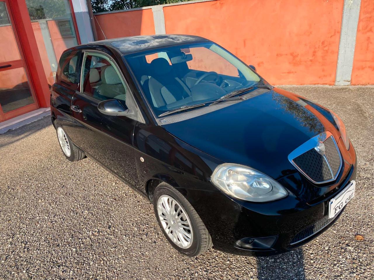 Lancia Ypsilon 1.2 Argento 60Cv NEOPATENTATI