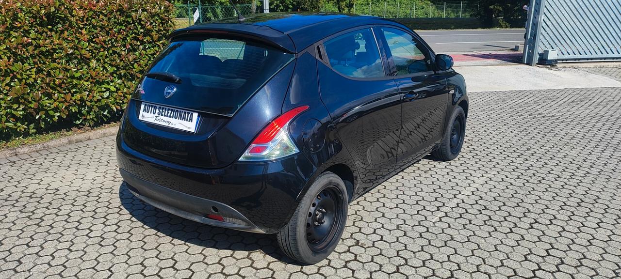 Lancia Ypsilon 1.2 69 CV 5 porte Silver Elefantino Rosa