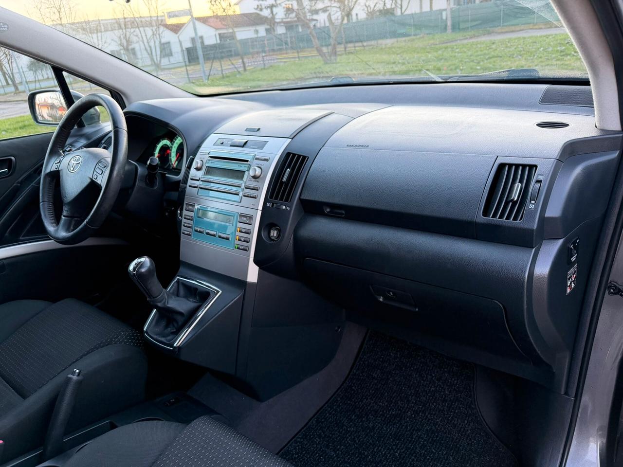 Toyota Corolla Verso 2.2 16V D-4D 7 POSTI