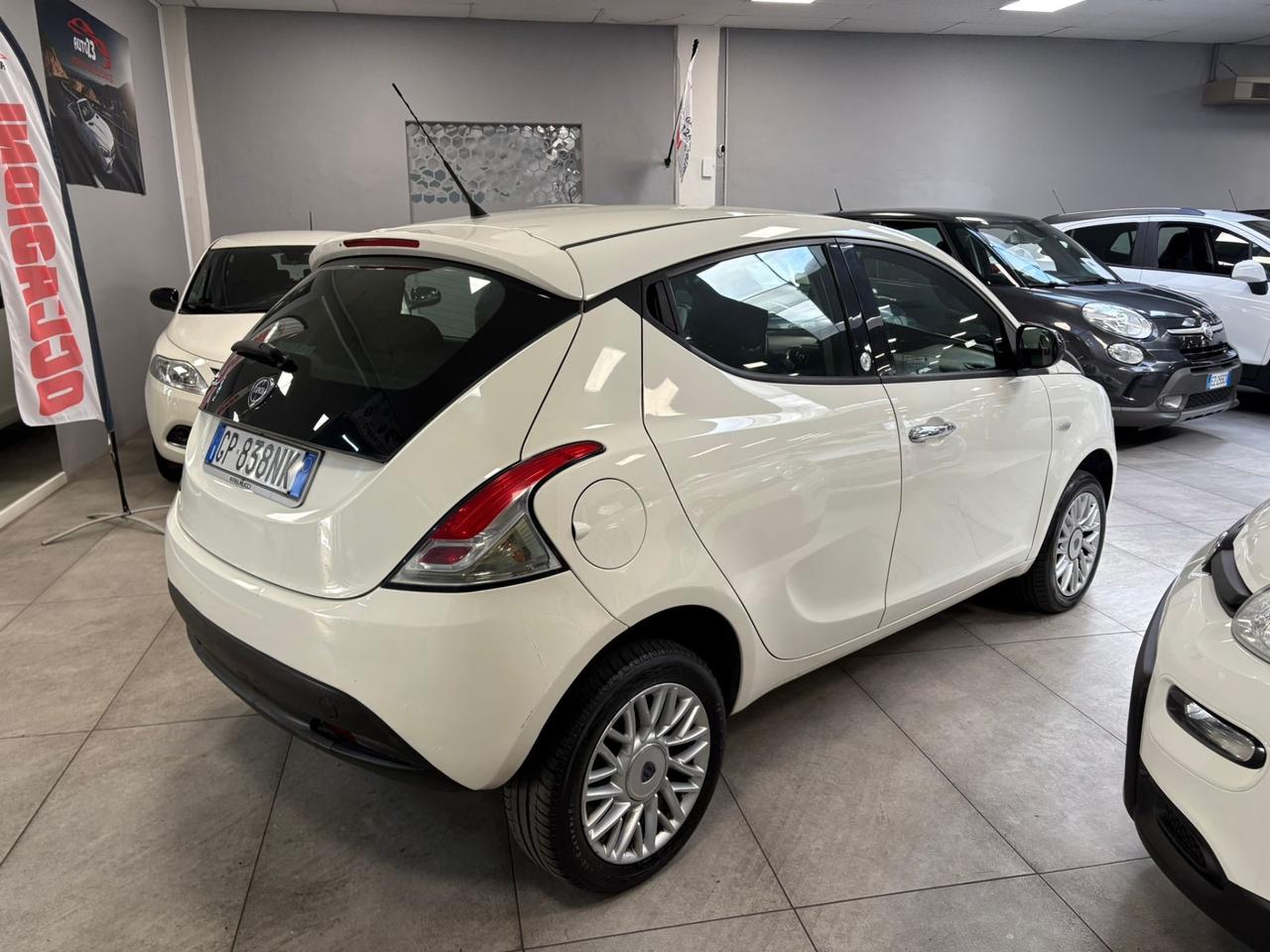 Lancia Ypsilon 0.9 TwinAir 85 CV 5 porte Metano Ecochic Silver