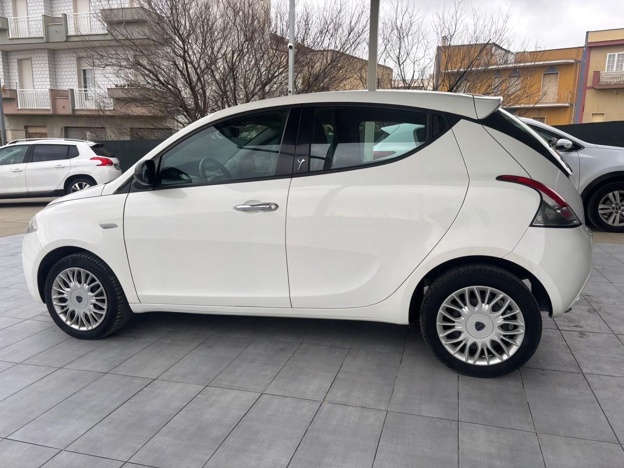 Lancia Ypsilon 1.2 69 CV 5 porte Silver