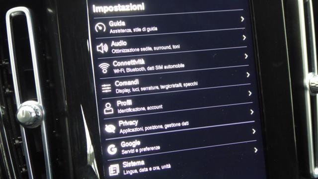 VOLVO XC40 B3 automatico Plus Dark