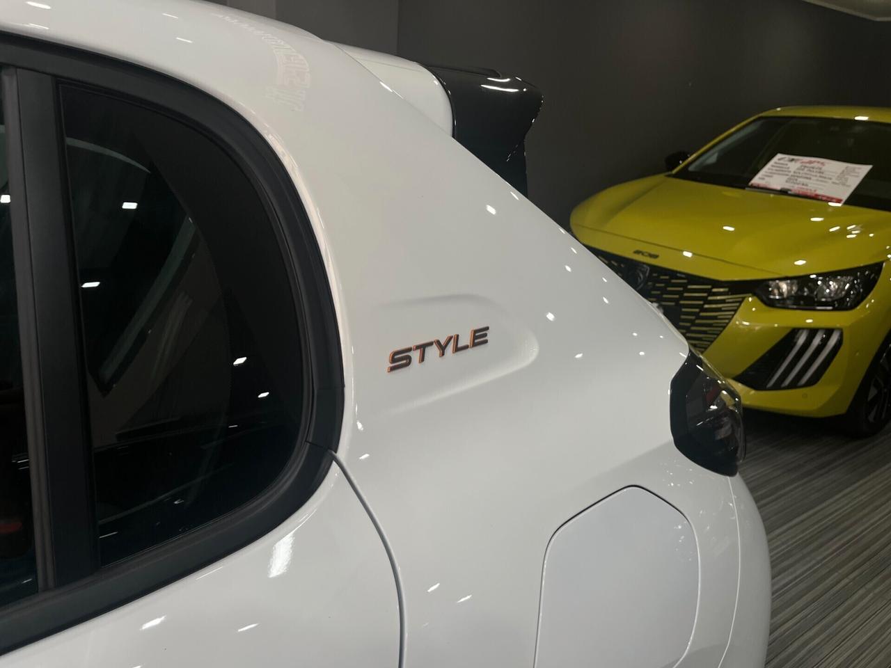 Peugeot 208 1.2 Hybrid E-DCS6 Automatica 100cv Style ITALIANA