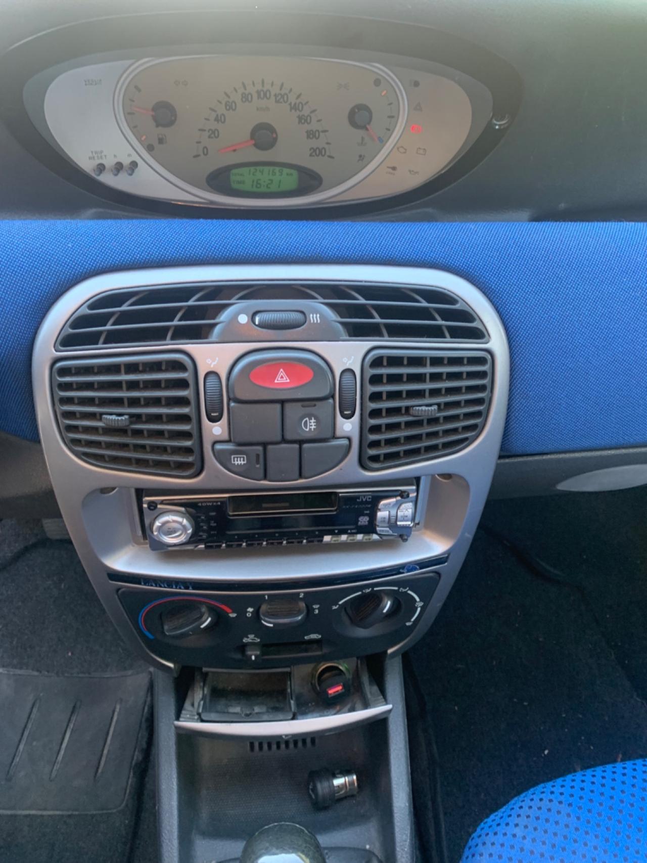 Lancia Y 1.2i NEOPATENTATI