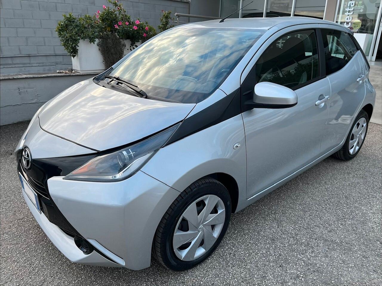 Toyota Aygo 5pt 1.0 Benz. 70cv x-pure CAMERA/TEL/CLIMA PERF.