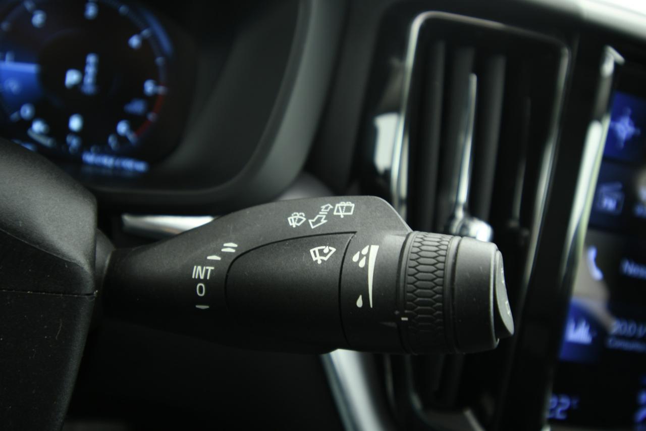 VOLVO XC60 2.0 b4 Momentum Pro awd auto CAMERA+APP CONNECT